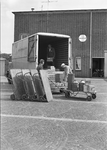 837806 Afbeelding van het laden van een vrachtauto van Van Gend & Loos met verfbussen van Sikkens te Leiden.